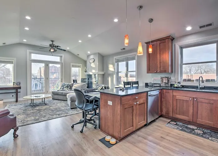 Chicago Condo W/ Balcony: Walk To Cta Stations!