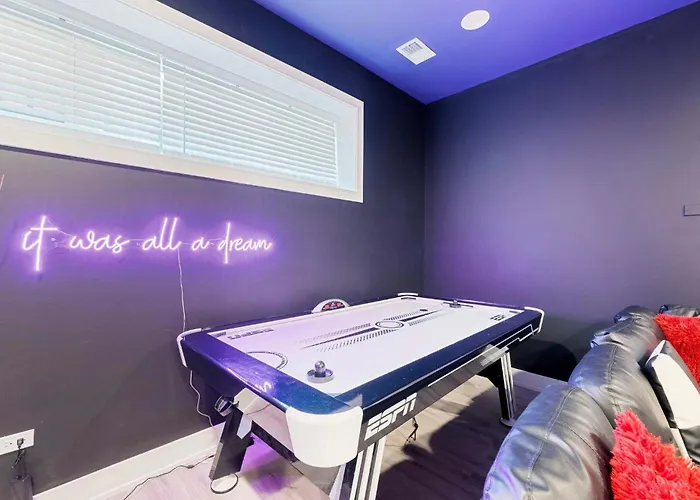 Magnificent New Home W/8 Beds & Free Parking